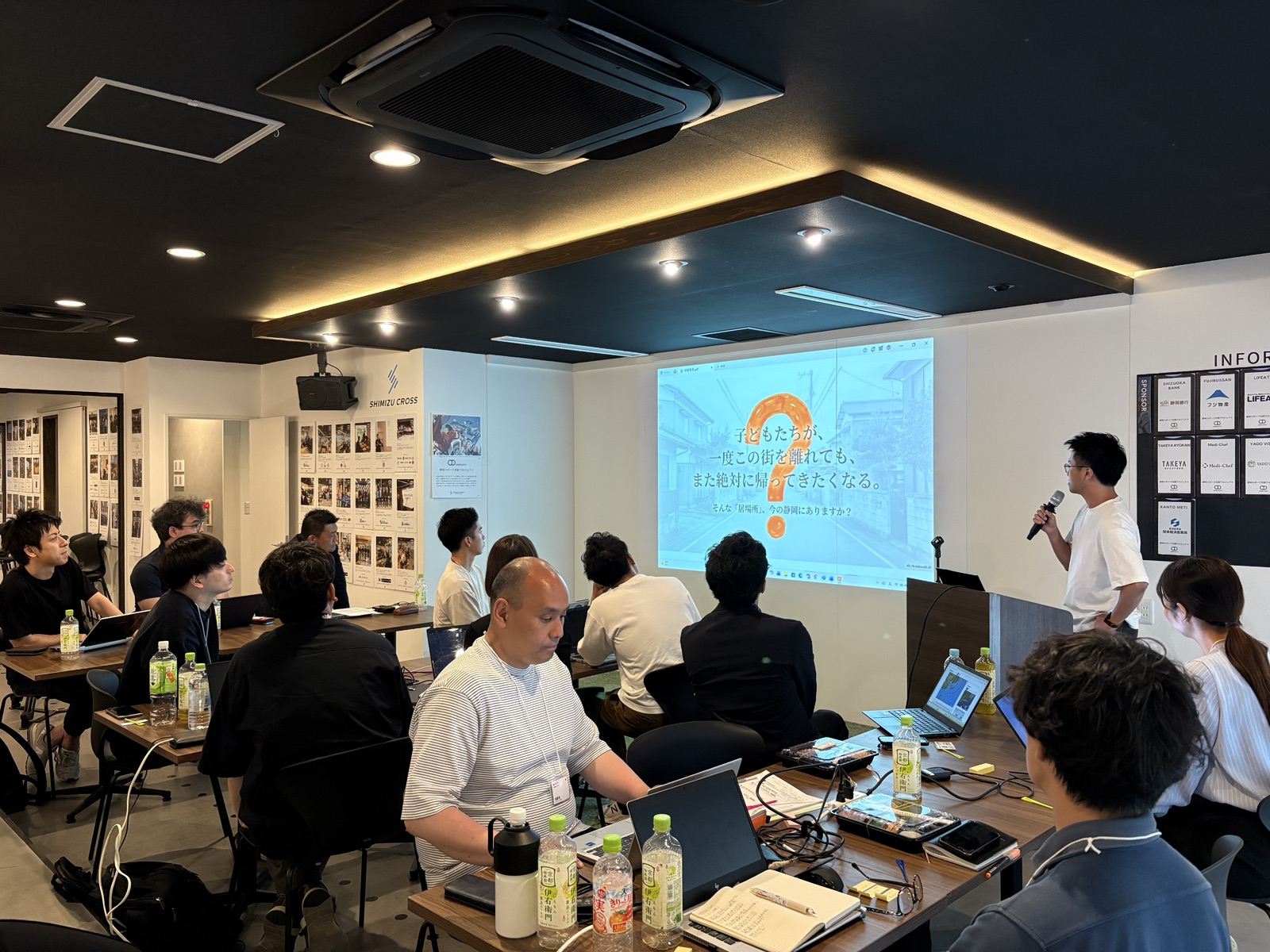 参加者が事業構想をプレゼンする様子